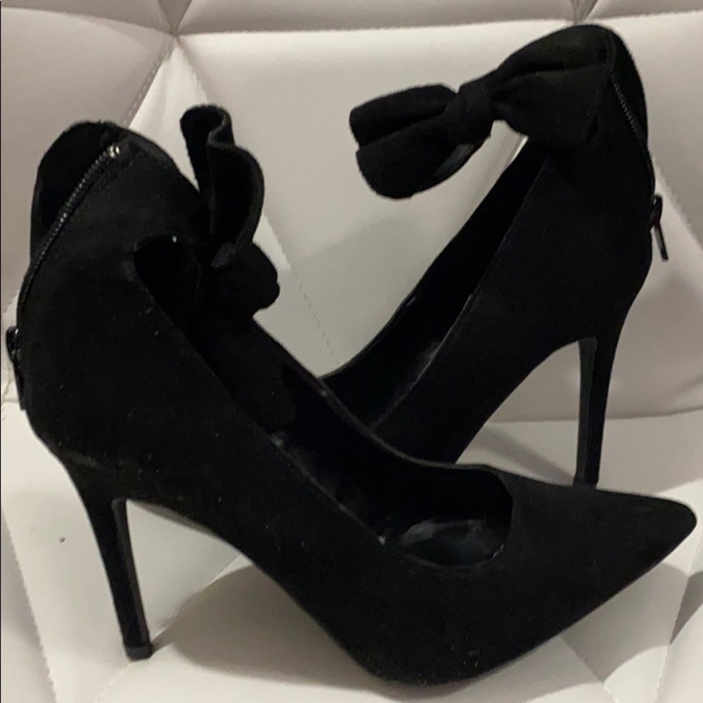 Black heels w/ankle strap bow.